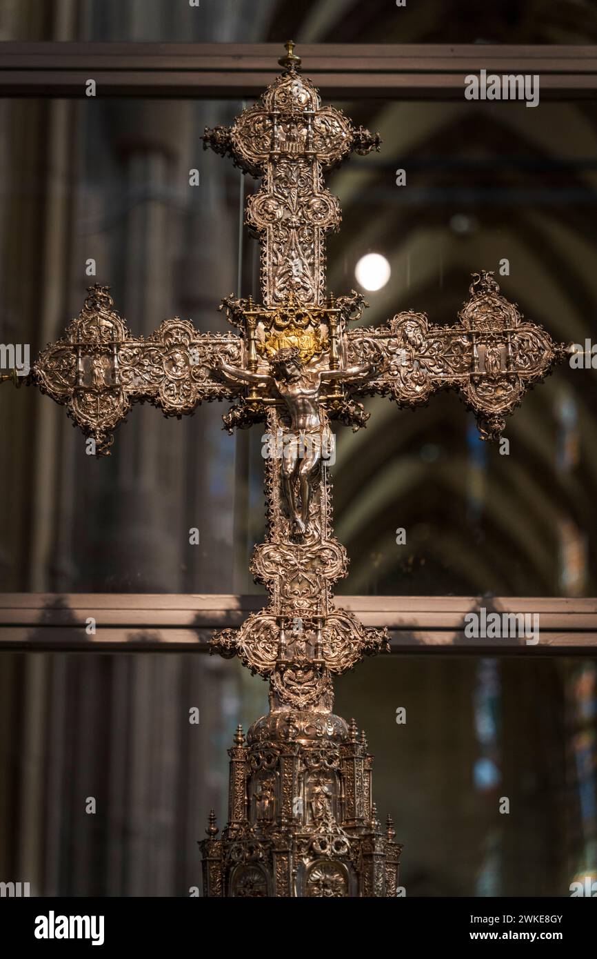 Prozessionskreuz aus dem 16. Jahrhundert, geschnitztes und vergoldetes Silber, San Millan de Alí, Vitoria, Kathedrale María Inmaculada, Álava, Spanien. Stockfoto