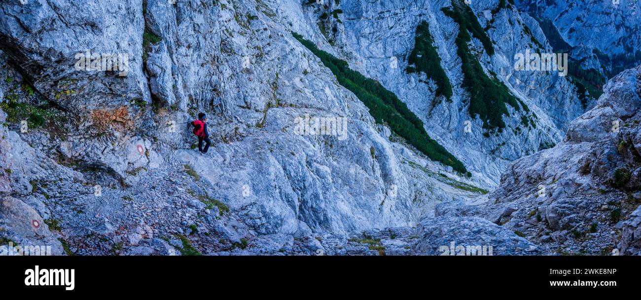 Abfahrt von Kamni¨Ko Sedlo in Richtung Frischauf Lodge in Okre¨elj, julischen alpen, Slowenien, Mitteleuropa. Stockfoto