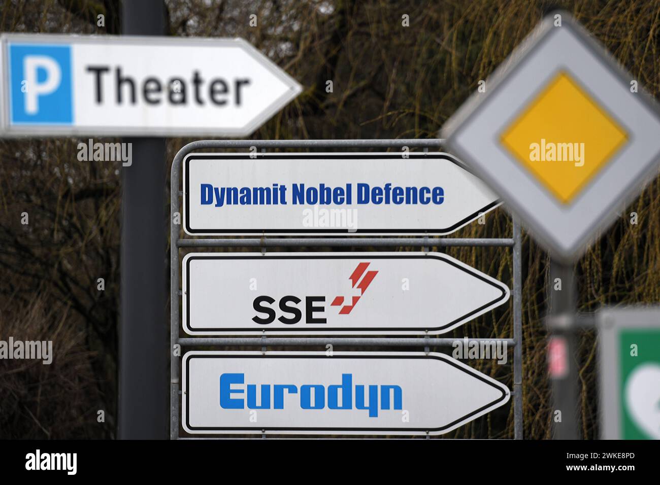 HInweisschild der Firmen Dynamit Nobel Defence DNN, SSE und Eurodyn an der Zufahrtsstraße zum Werksgelände. Das Unternehmen DNN stellt Rüstungsgüter her und gehören zum staatlichen israelischen Rafael-Konzern. Eurodyn und SSE stellen Sprengstoffe für die zivile Nutzung her. Dynamit Nobel Defence und andere Sprengstoffhersteller *** Zeichen der Firmen Dynamit Nobel Defence DNN , SSE und Eurodyn auf der Zufahrtsstraße zum Werksgelände stellt das Unternehmen DNN Rüstungsgüter her und gehört zur israelischen staatlichen Rafael-Gruppe Eurodyn und SSE produzieren Sprengstoffe für zivile Zwecke Dynamit Nobel Defe Stockfoto