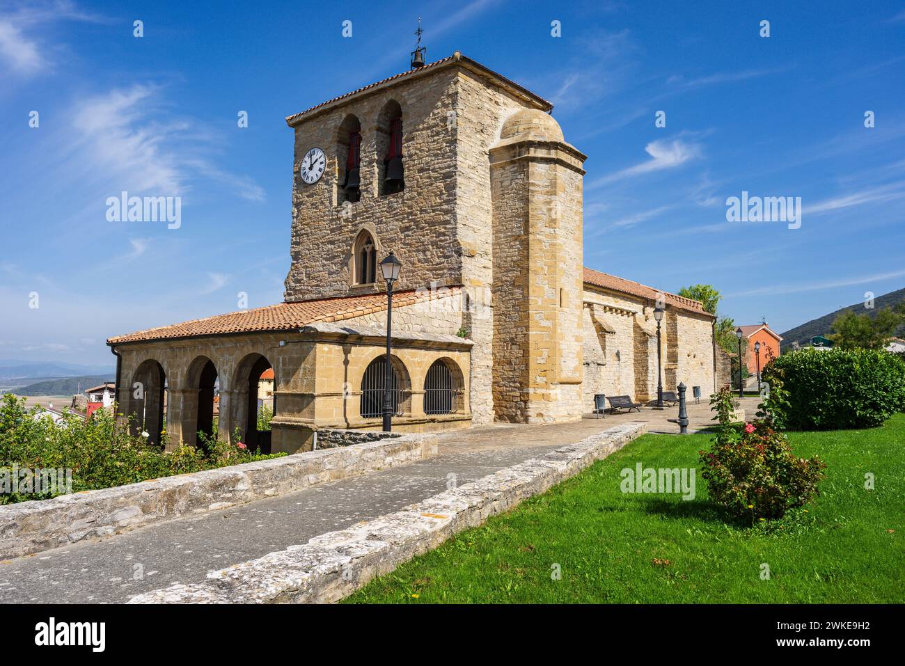 Kirche Santa Eufemia de Tiebas, Tempel des XIV Jahrhundert Tiebas-Muruarte de Reta, Navarra, Spanien. Stockfoto