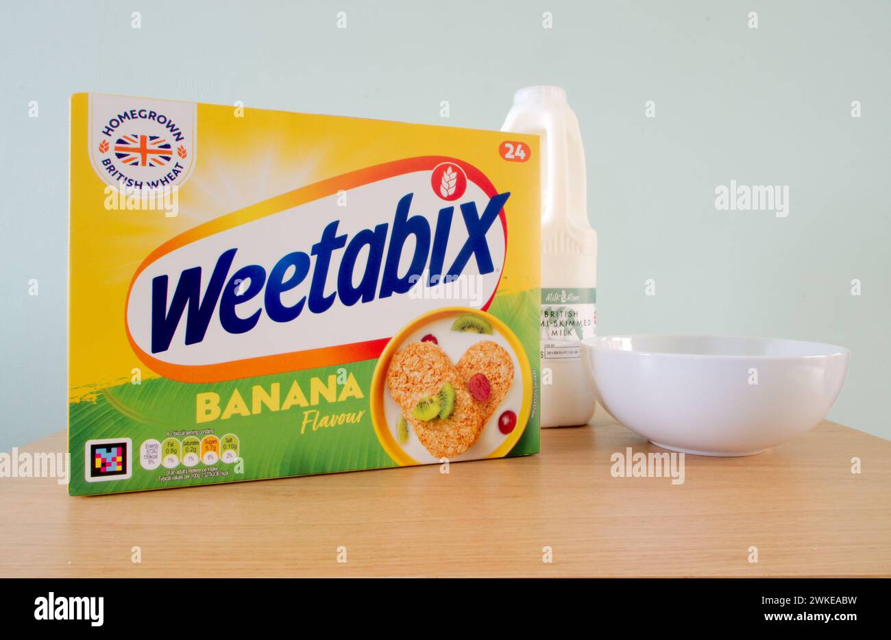 Paket mit Weetabix Banana mit Milch und Geschirr, UK Stockfoto