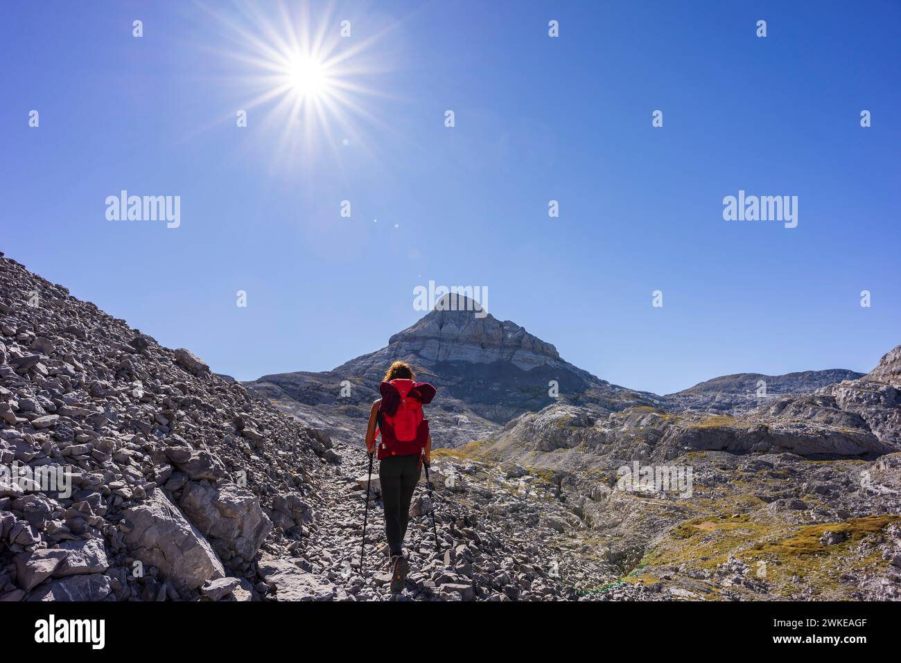 Wanderer unter einer heißen Sonne, Anie Peak, Larra Kalksteinplateau, Navarrese-Französische Pyrenäen, Navarra, Spanien. Stockfoto