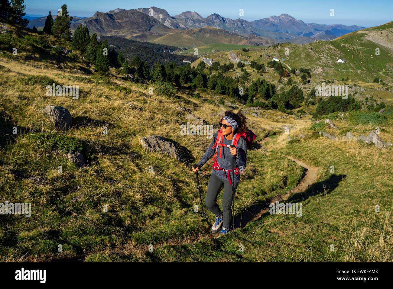 Weibliche Wanderer, die von Piedra de San Martín zum Gipfel der Anie, Navarra-Französische Pyrenäen, Navarra, Spanien aufsteigen. Stockfoto