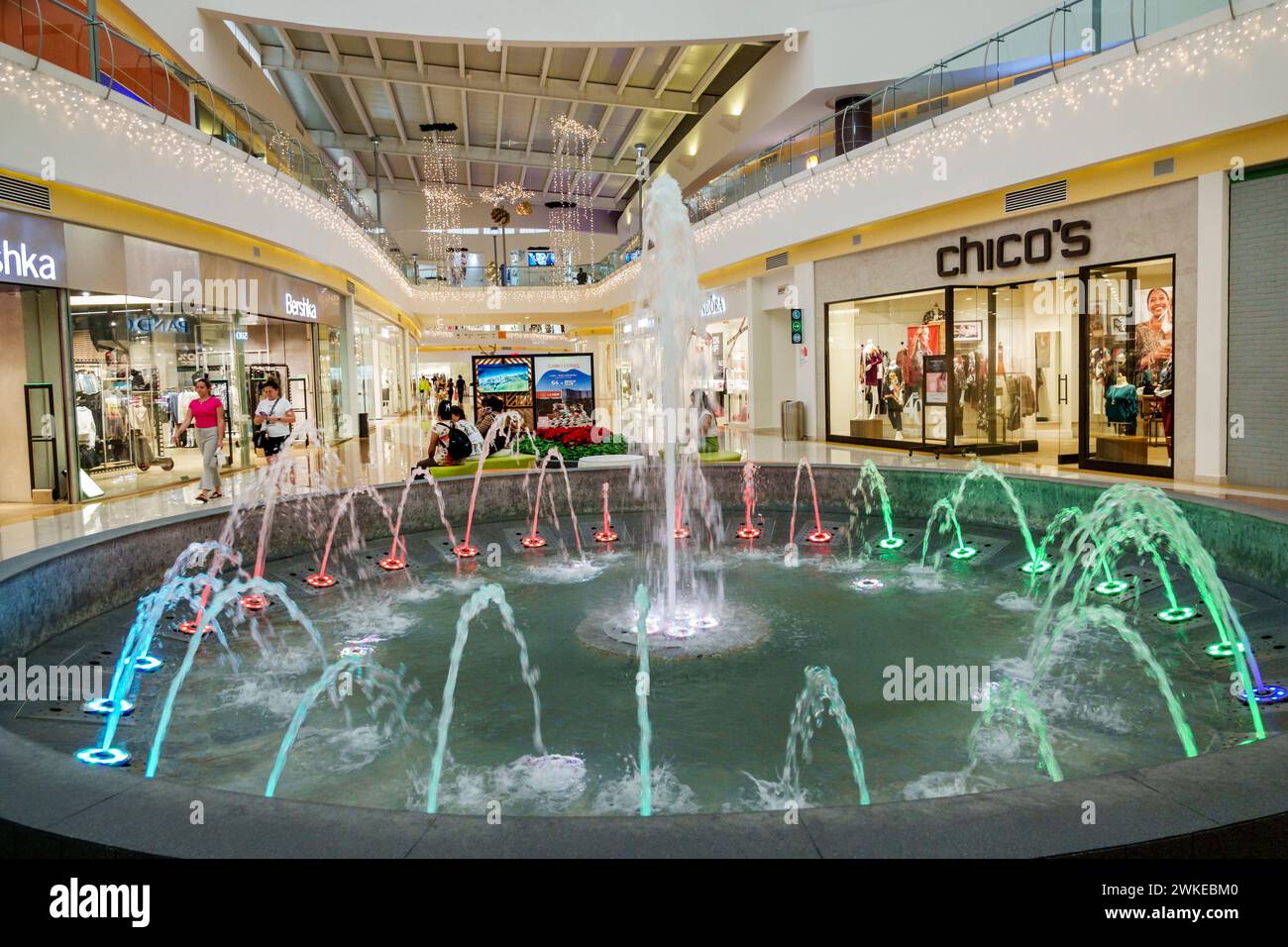 Merida Mexico, Zona Industrial, Galerias Merida Einkaufszentrum Atrium, innen innen, Wasserbrunnen farbige Lichter, Chicos Damenbekleidungsgeschäfte Stockfoto
