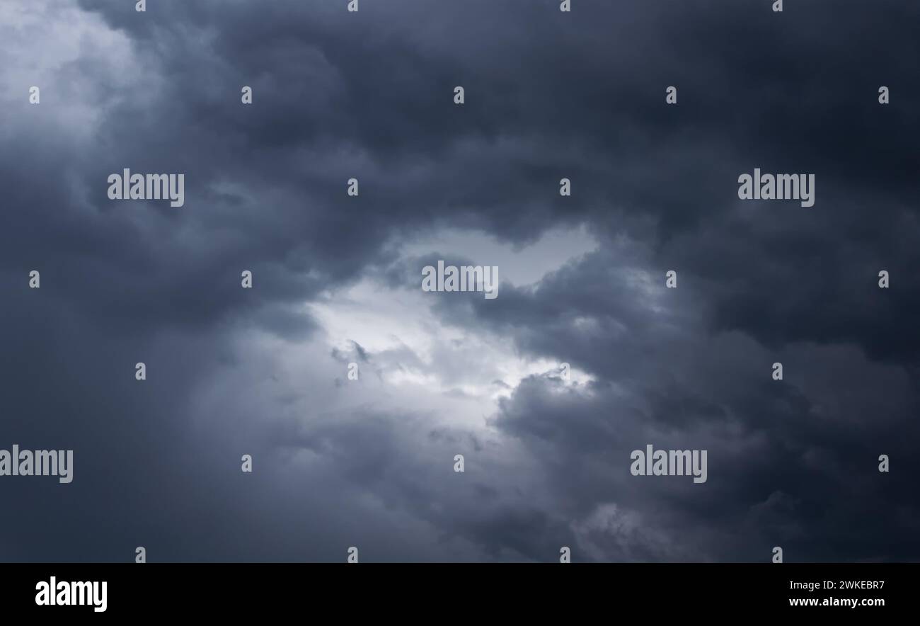 Stürmischer Himmel mit dunklen Wolken. Regenwolken am Himmel. Regnerisches Wetter. Stockfoto
