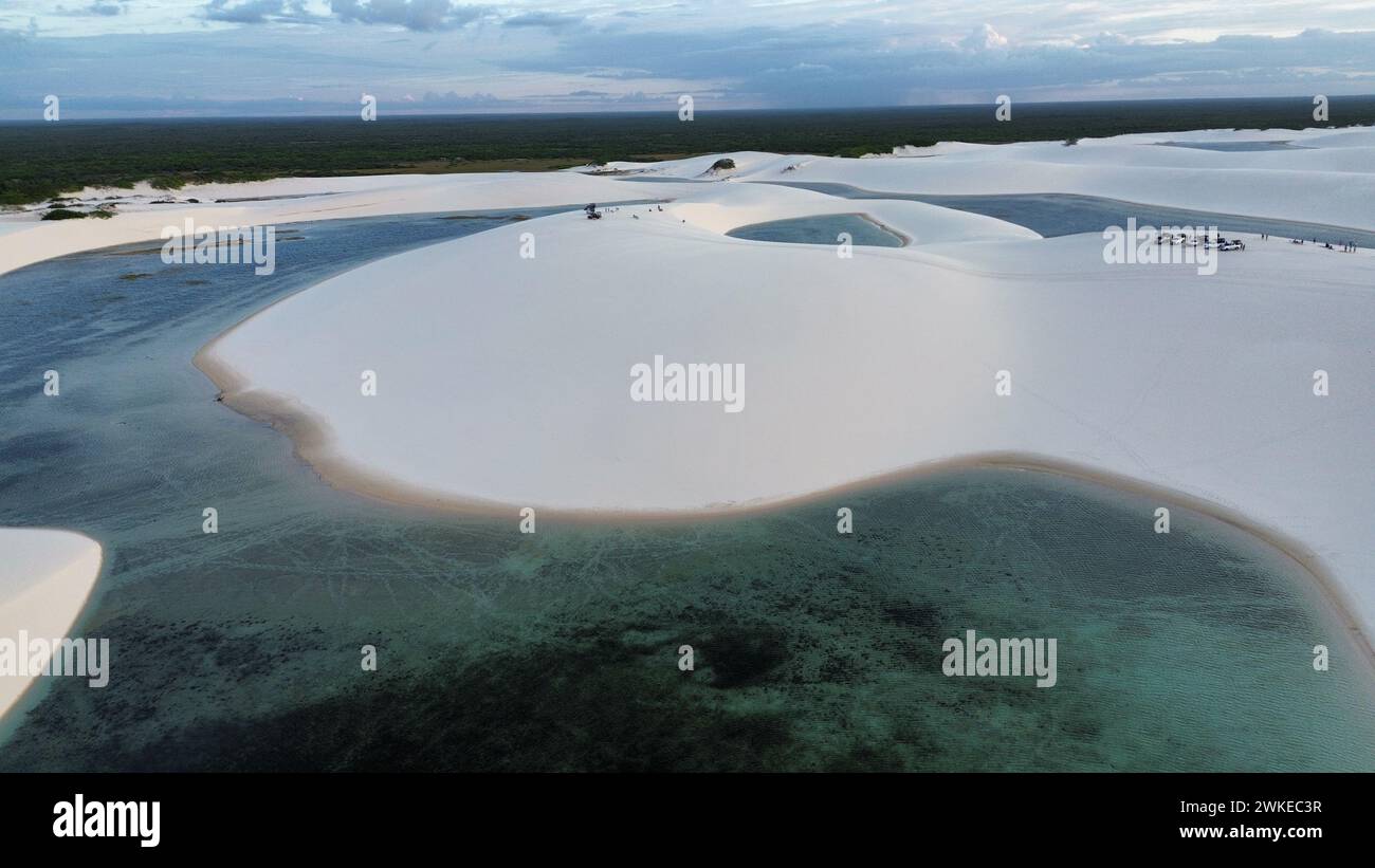 Drohnenansicht der Lagune National im Park Lencois maranhenses, blauer Himmel mit Wolken, weißem Sand, Brasilien Stockfoto