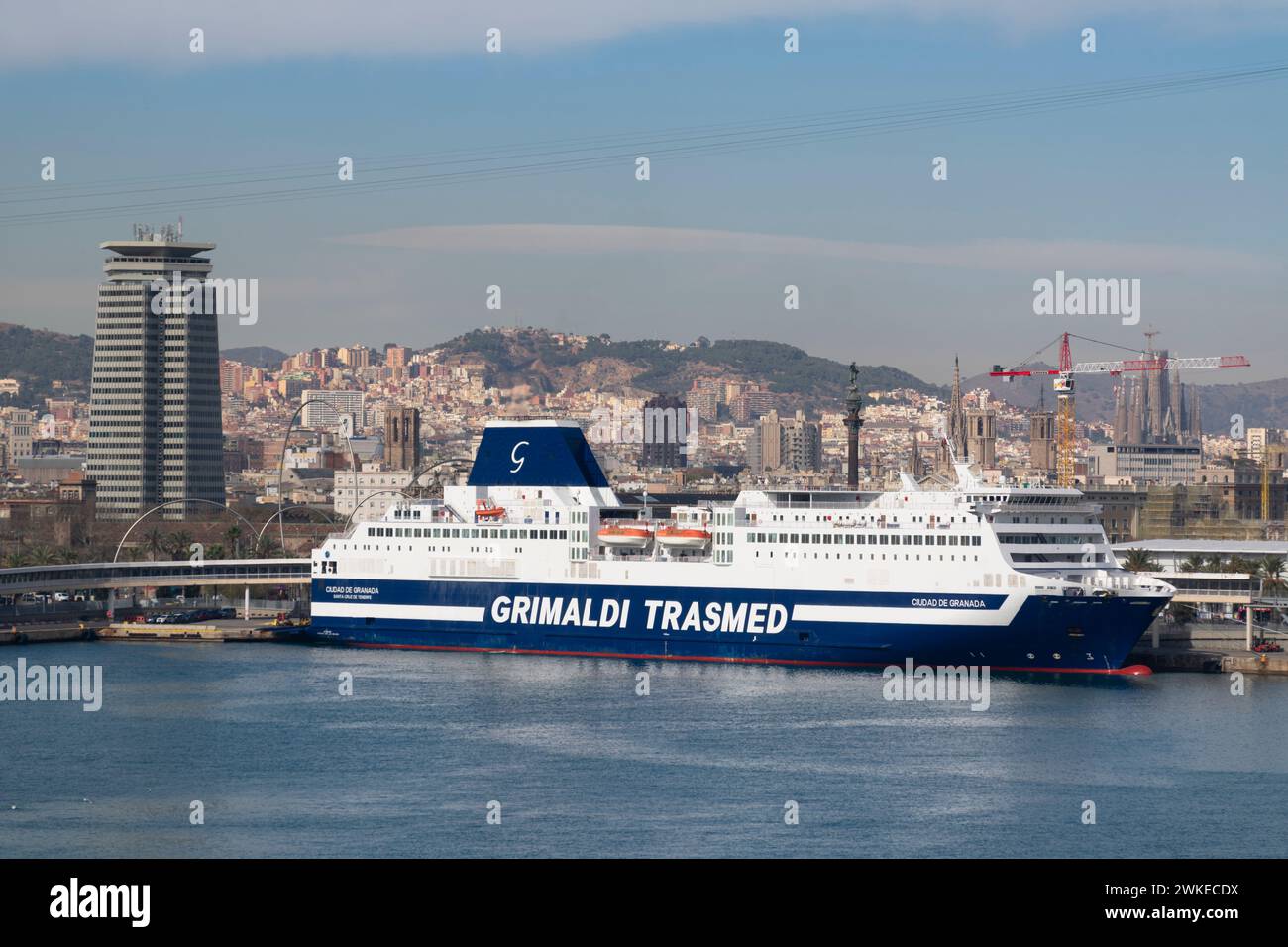 Die Fähre Grimaldi-Trasmed von Granada liegt im Hafen von Barcelona an. Februar 2024. Stockfoto