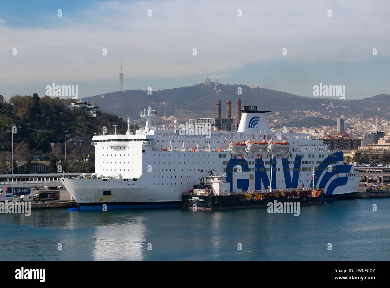 GNV Atlas Fährbetankung vom Greenoil Bunkerschiff im Hafen von Barcelona. Februar 2024. Stockfoto