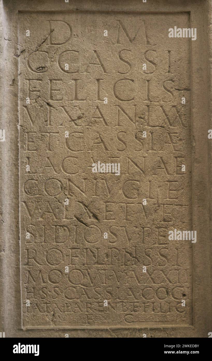 Die Stele wurde von Cassia Cogitata zum Gedenken an ihre Eltern Cassius Felix und Cassia Lacaena und ihren Sohn Vetsidius Super errichtet. Details der Inschrift. Datiert auf die Mitte des 2. Jahrhunderts n. Chr. Aus Archar (Ratiaria), Provinz Vidin, Bulgarien. Nationales Archäologisches Museum. Sofia. Bulgarien. Stockfoto