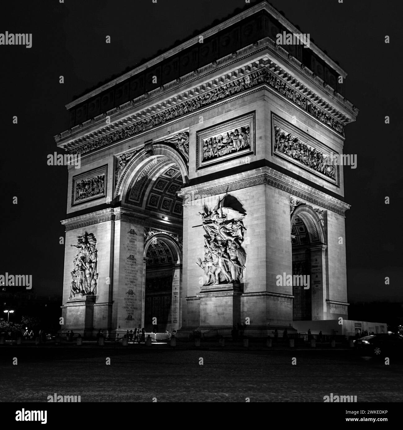 Paris Arc de Triomphe bei Nacht schwarz-weiß Stockfoto