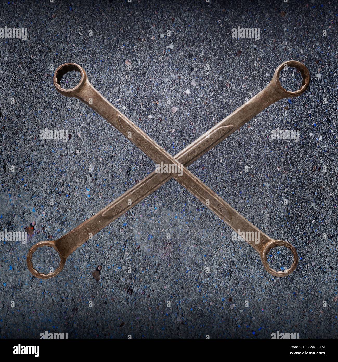 Ein gekreuztes Paar alter Ringschlüssel, die die Patina vieler Jahre des Gebrauchs zeigen. Stockfoto