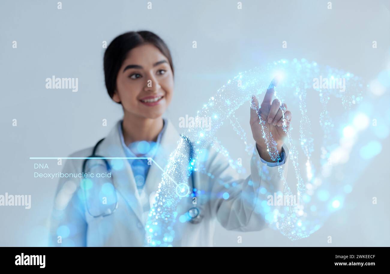 Lächelnde indische Genetikerin und moderne Technologie im Gesundheitswesen Stockfoto