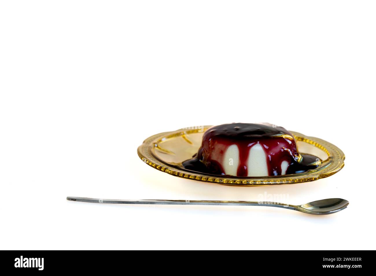 Maisstärke-Dessert mit Rotweinsauce, chilenisches Dessert, Seitenansicht Stockfoto
