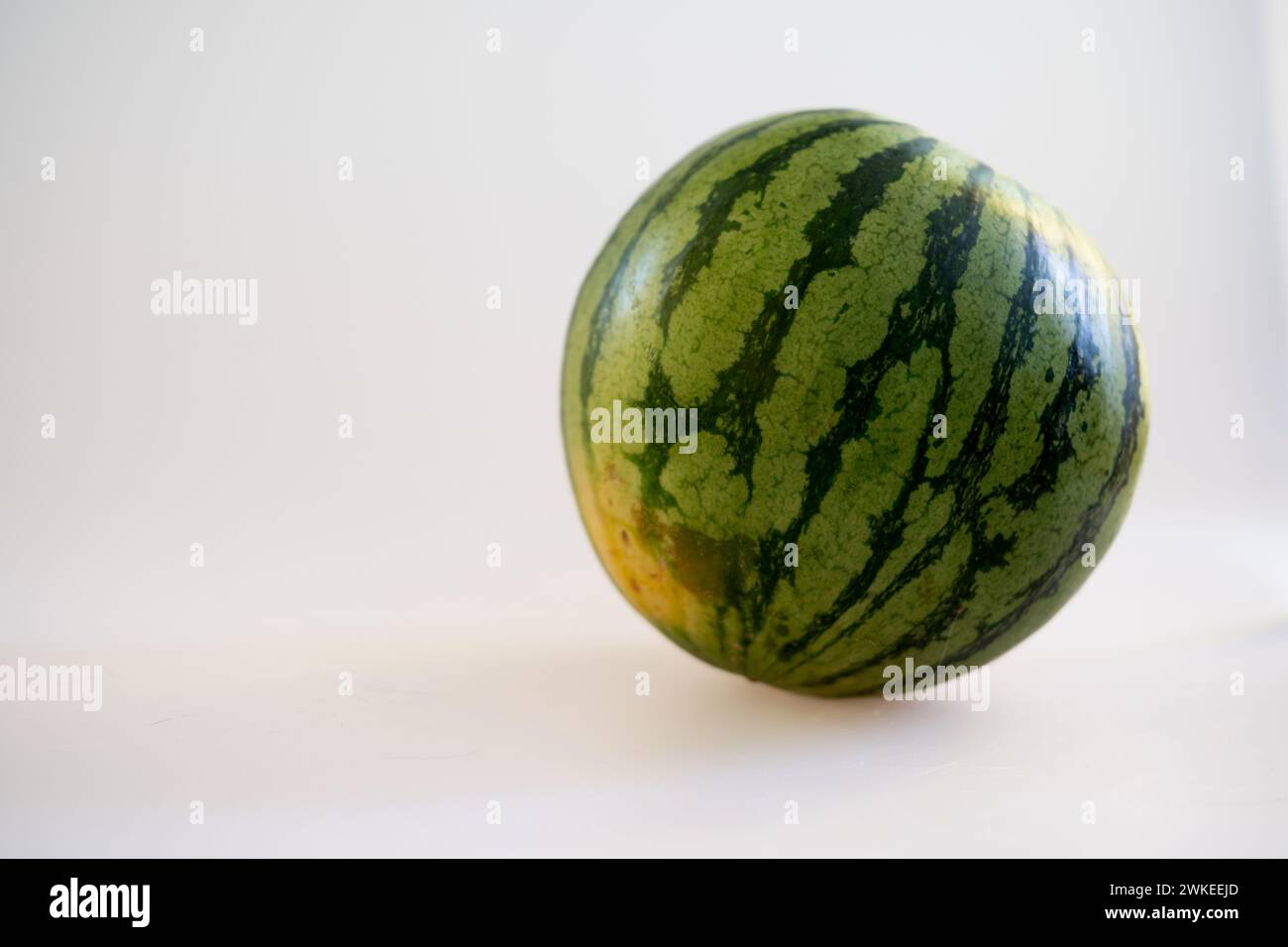 Isolierte runde Wassermelone auf weißem Hintergrund Stockfoto