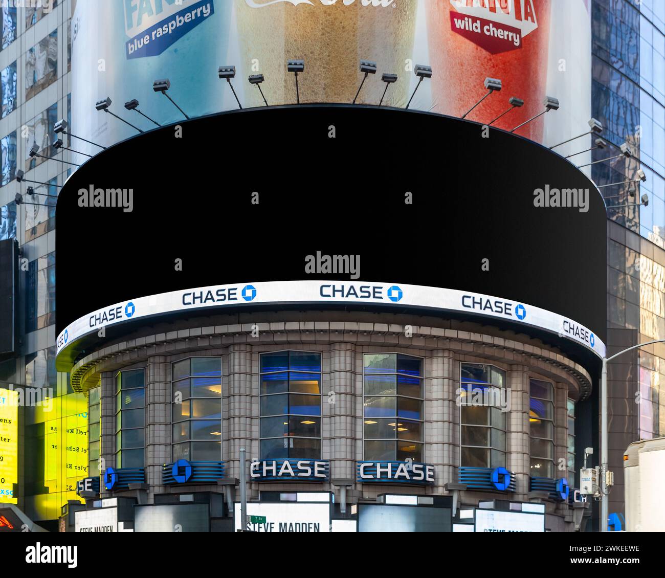 Die Chase Bank mitten auf dem Times Square verfügt über einen riesigen Bildschirm über der Ladenfront. Stockfoto