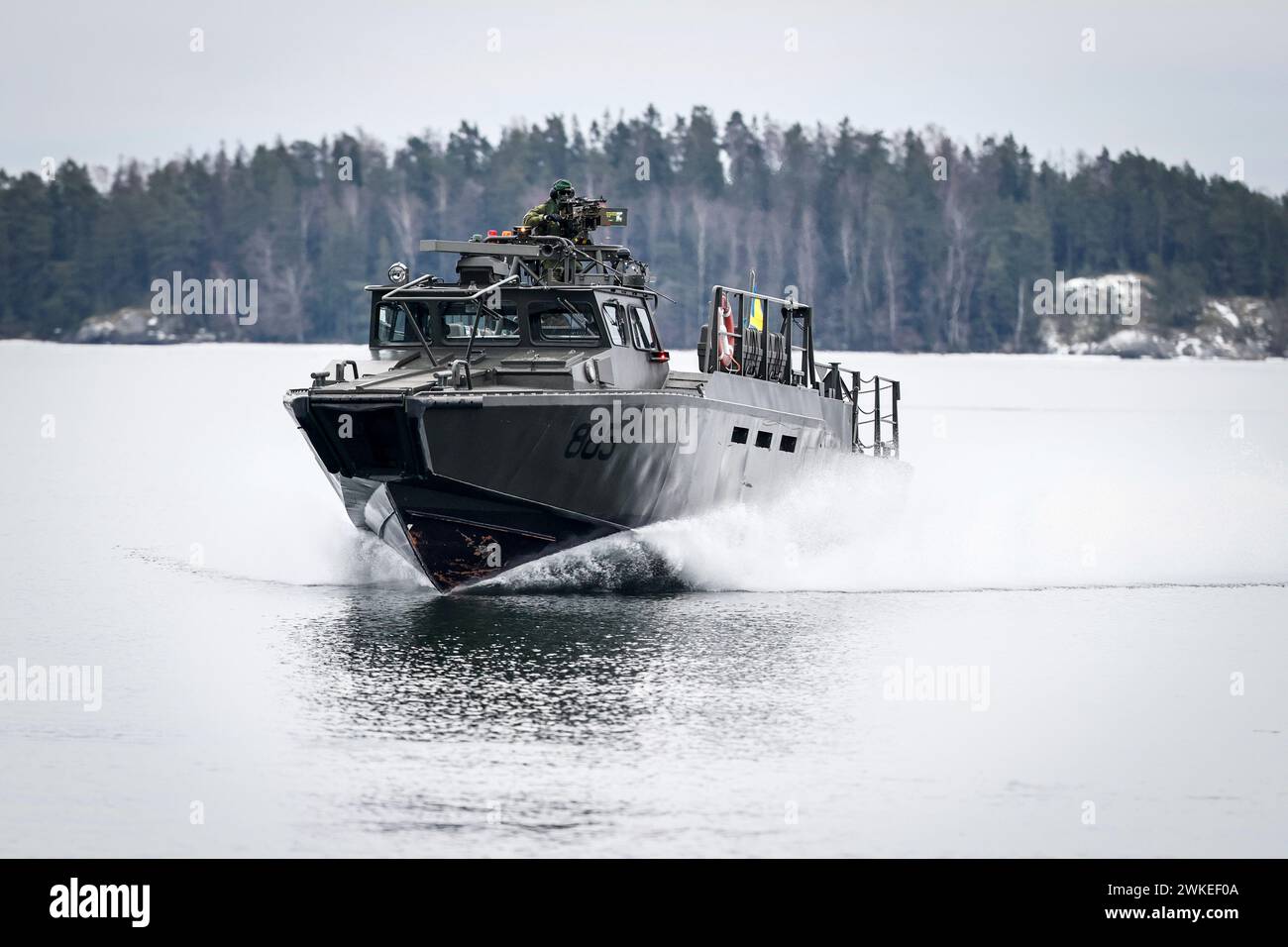 Stockholm, Schweden. Februar 2024. Stridsbat 90H (CB90H Combat Boat) wird gezeigt, wenn Schwedens Premierminister, Verteidigungsminister und Finanzminister die Militärbasis Berga im Zusammenhang mit einem Unterstützungspaket für die Ukraine besuchen. In Stockholm, Schweden am 20. februar 2024.Foto: Stefan Jerrevång/TT/Code 60160 Credit: TT News Agency/Alamy Live News Stockfoto