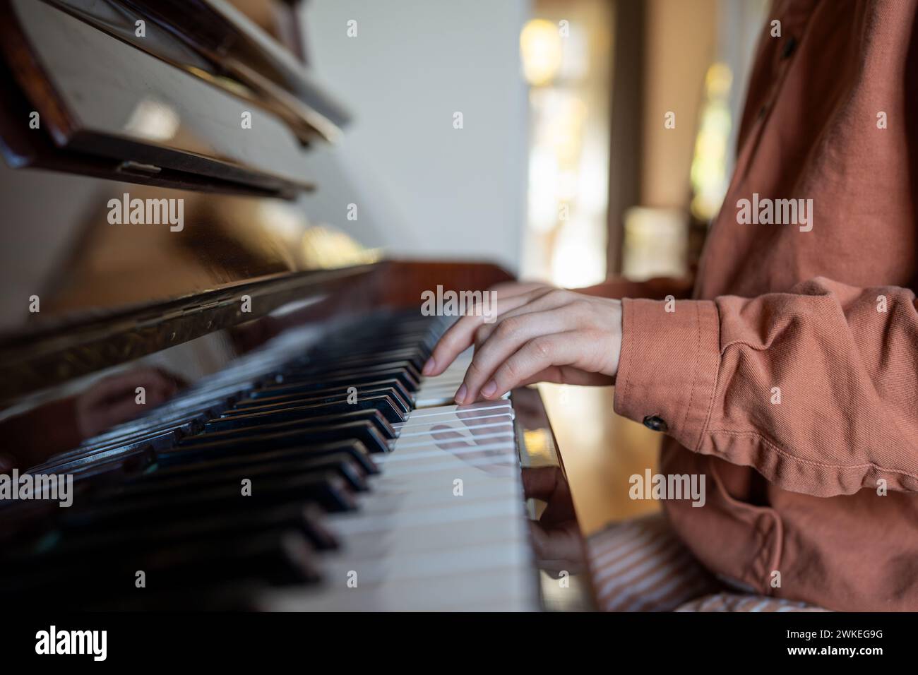 Hände einer talentierten Pianistin, die zu Hause Klavier spielt und Melodien genießt. Stockfoto
