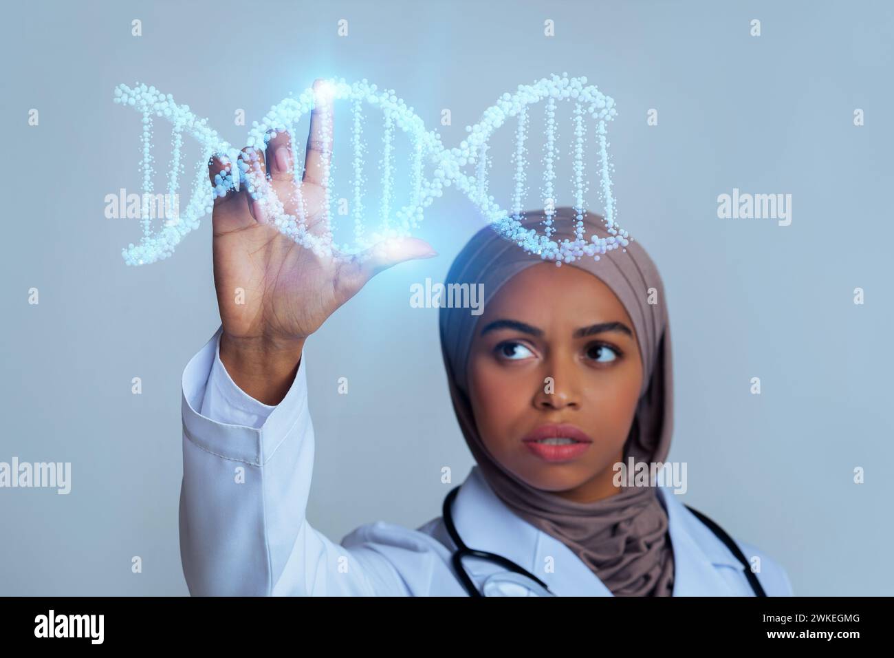 Schwarze Frau im Hijab-Genetiker und moderne Technologie im Gesundheitswesen Stockfoto