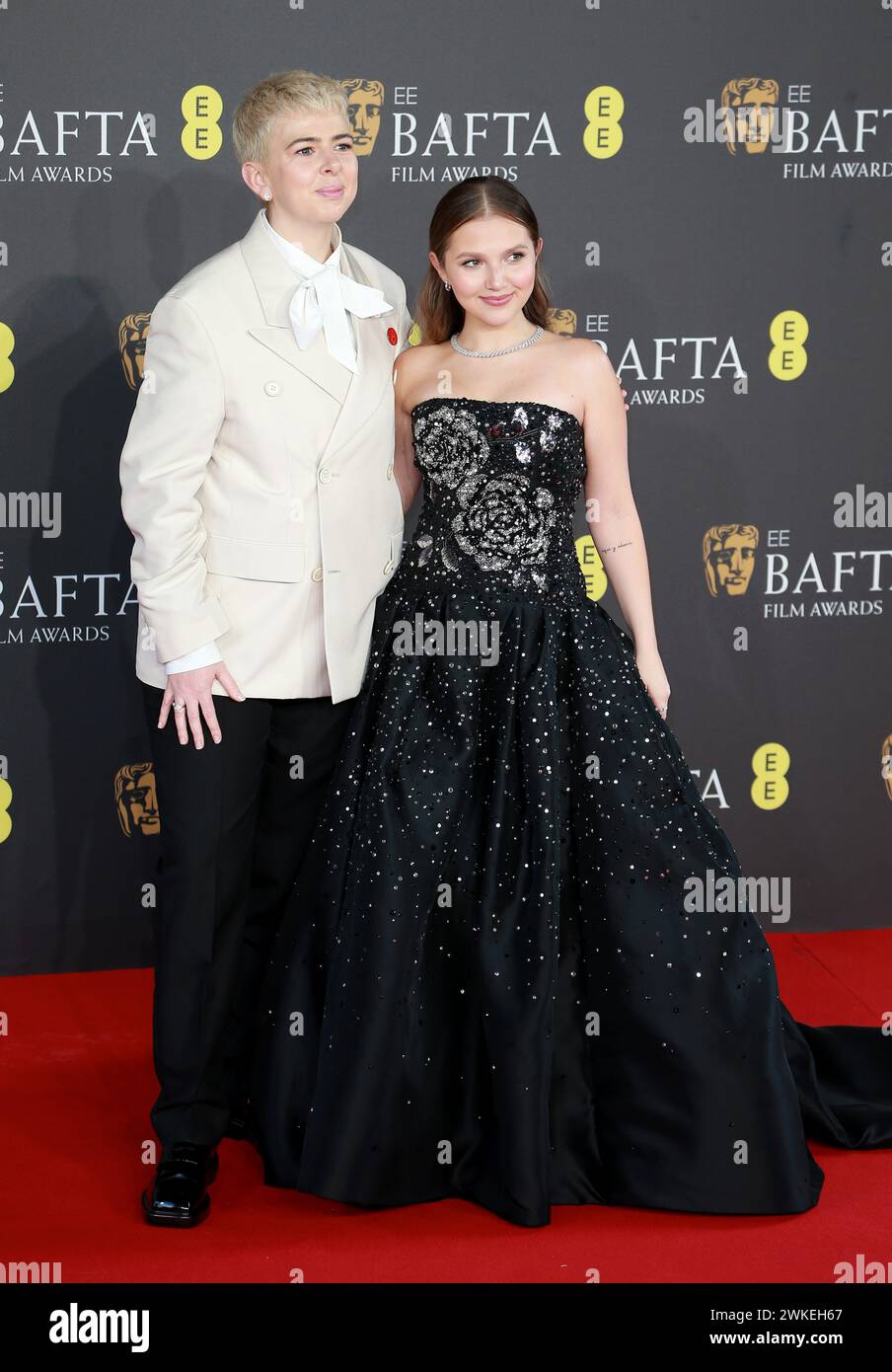 Molly Manning Walker und Mia McKenna-Bruce nehmen 2024 an den EE BAFTA Film Awards in der Royal Festival Hall in London Teil. Stockfoto