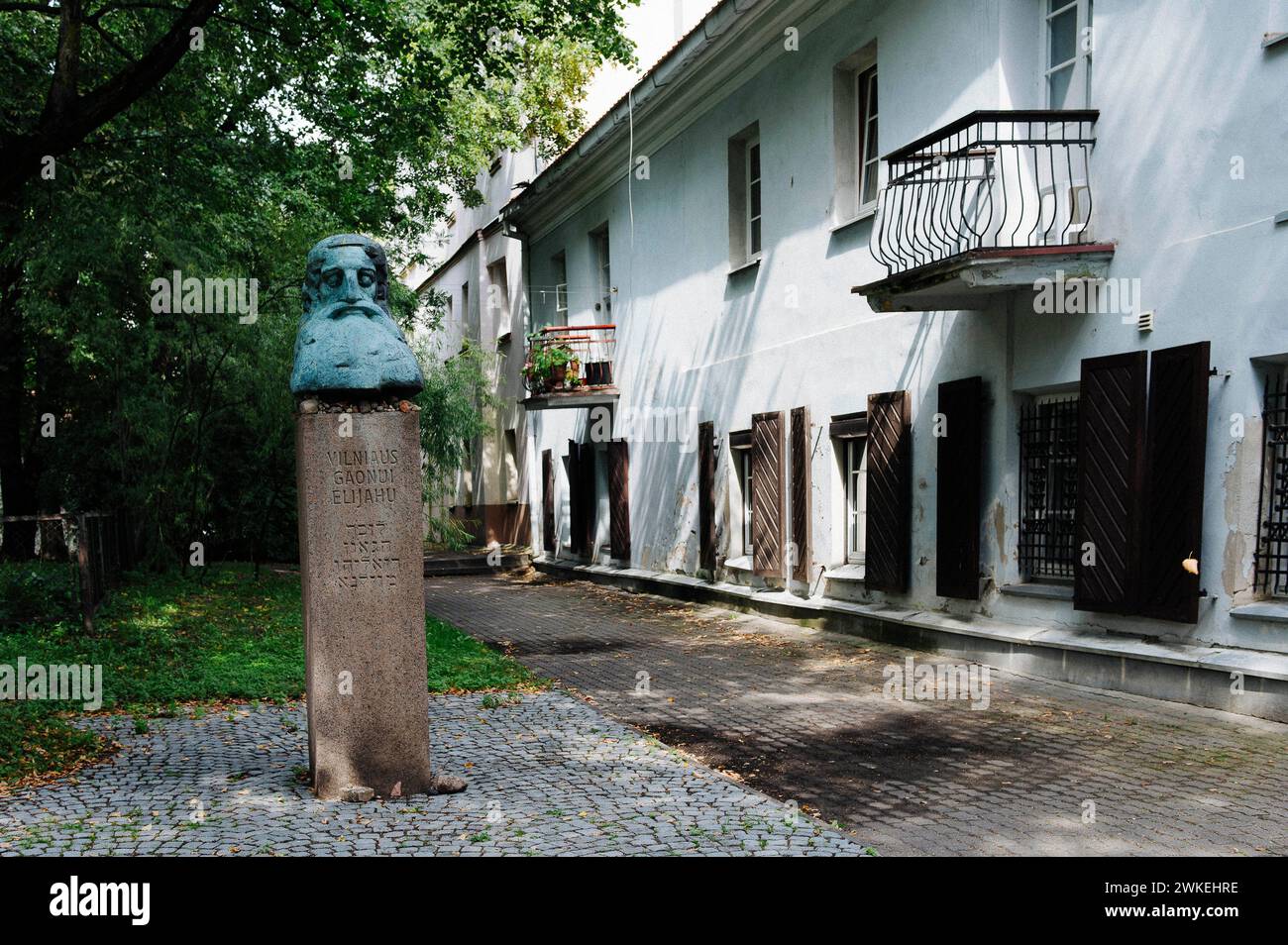 Jan Schmidt-Whitley/Le Pictorium - Illustrationsbilder von Litauen. Februar 2024. litauen/Baltische Länder/Vilnius – die Stadtmauern von Vilnius zeigen Graffiti, die Elijah ben Salomon Zalman darstellen, bekannt als Gaon von Vilna, der im 18. Jahrhundert in Vilnius lebte, sowie ein Werk, das von ihm inspiriert wurde vom Bildhauer Mindaugas Snipas. Gaon von Vilna gilt als einer der größten litauischen Rabbiner. Das Wort Gaon bedeutet Genie. Er trug zur Bildung des litauischen Judentums und zum Renommee von Vilnius bei, auch bekannt als „Jerusalem des Nordens“. Quelle: LE PICTORIUM/Alamy Live News Stockfoto