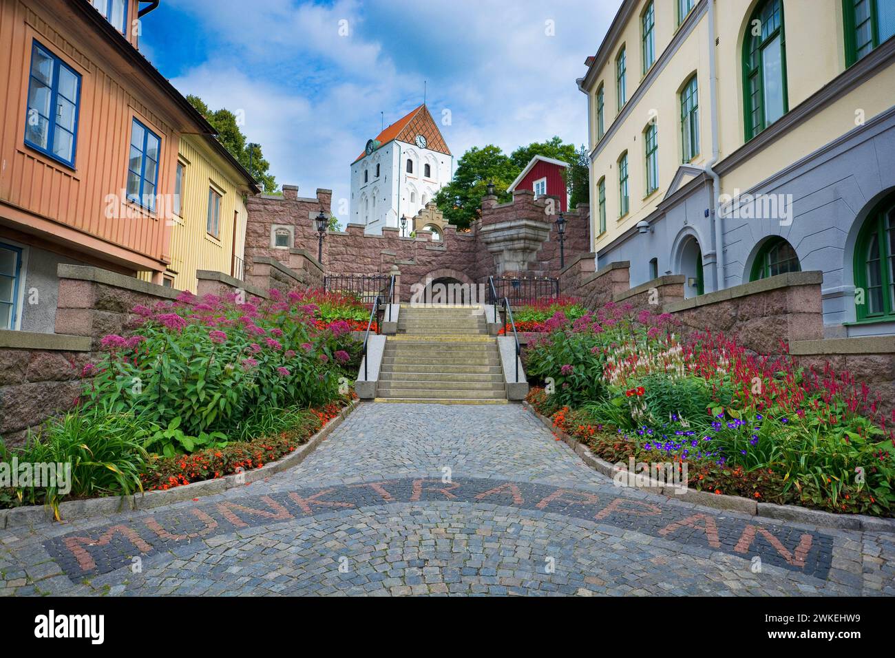 Mönchstreppe mit Heliga Kors Kirche im Hintergrund, Ronneby, Schweden Stockfoto