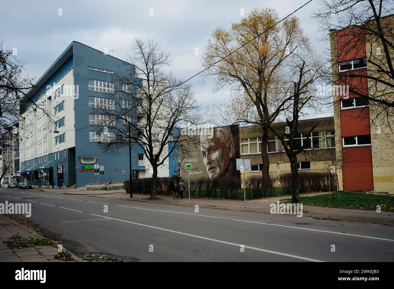 © Jan Schmidt-Whitley/Le Pictorium/MAXPPP - Vilnius 19/02/2024 Jan Schmidt-Whitley/Le Pictorium - 19/02/2024 - lituanie/les Pays baltes/Vilnius - Fresque a proximite de l'ambasse du Belarus a Vilnius en memoire de Ales Bialiatski, Fondateur de l'ONG de Defense des droits de l'homme belarusse Viasna et receptions endaire du prix Nobel de la prix en 2023 conjointement avec l'ONG Russe Memorial. Ales Bialiatski EST actuellement emprisonne au Belarus de meme que 6 membres de Viasna et plus de 1500 Prisonniers politiques. On peut lire le Slogan en belarussien: Zieve Belarus (Longue vie au Belarus Stockfoto