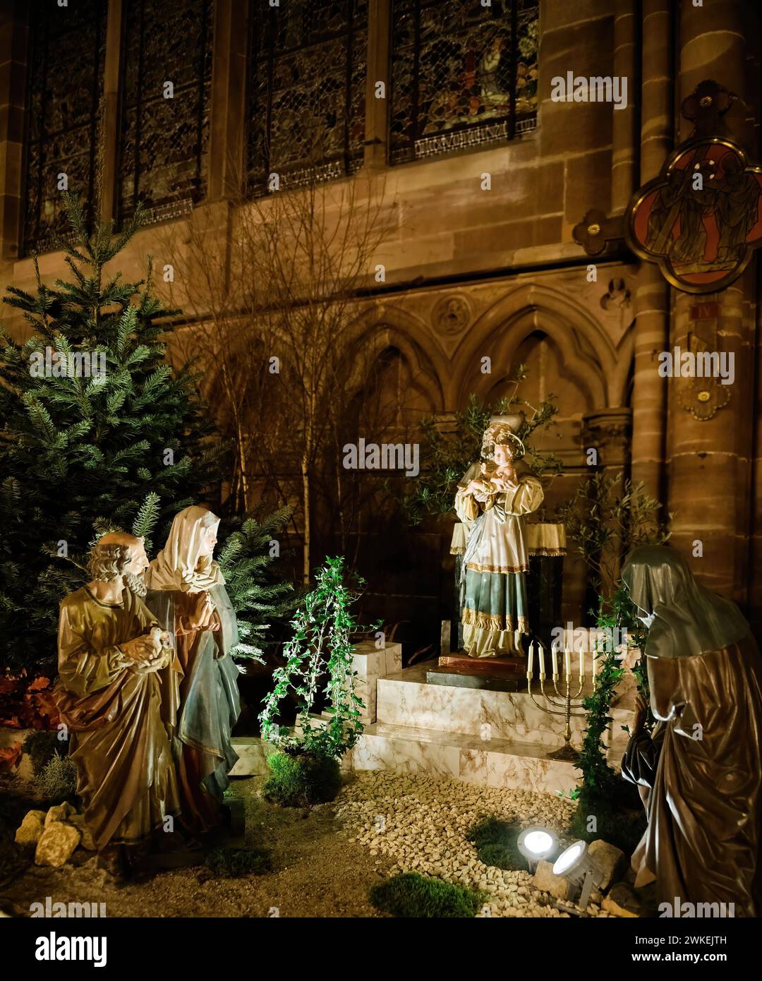 Die krippe mit kunstvoll gearbeiteten Statuen in der historischen Kathedrale Notre-Dame in Straßburg, die das Wesen der Weihnachtsgeschichte in einer heiligen Umgebung festgehalten. Stockfoto