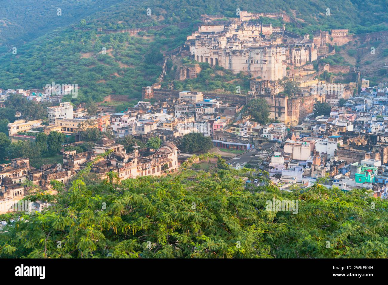 Erhöhter Blick auf die Stadt Bundi mit der alten Festung, Maharajas Palast, zentrale Entwicklung umgeben von Aravalli Hügeln bei Sonnenaufgang in Bundi, Indien. Stockfoto