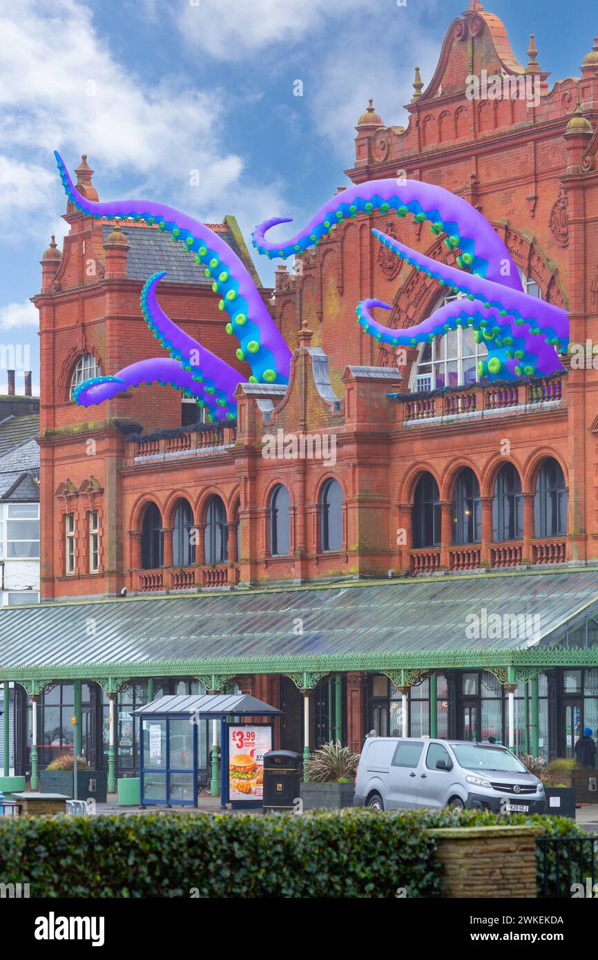 Riesige Kraken-Tentakel, die aus den Morecambe Winter Gardens für das Morecambe Baylight 2024 Festival in Lancashire, England, auftauchen Stockfoto