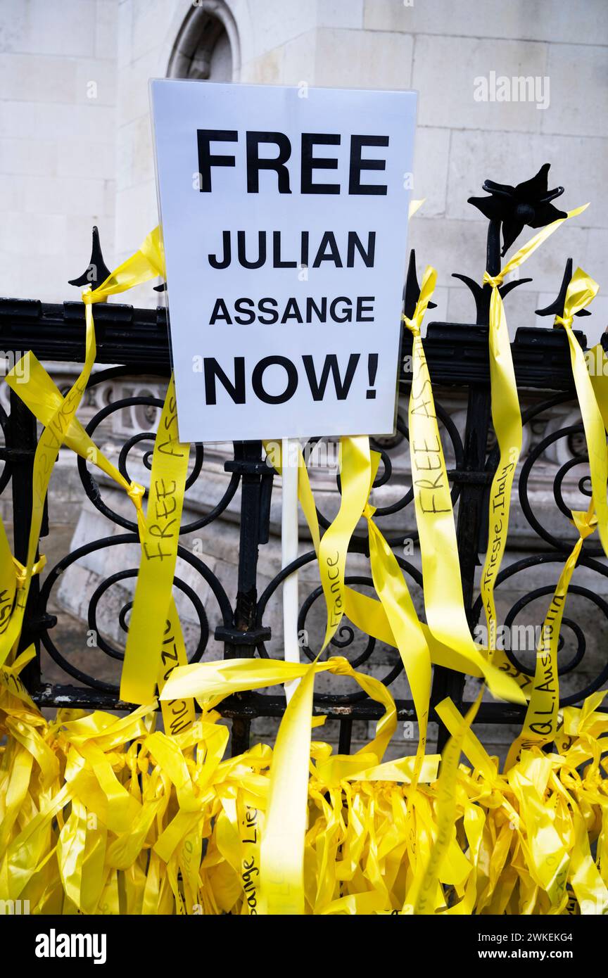 Anhänger des Wikileaks-Gründers Julian Assange demonstrieren vor den königlichen Justizgerichten und fordern seine Freiheit zu Beginn einer zweitägigen Anhörung Stockfoto
