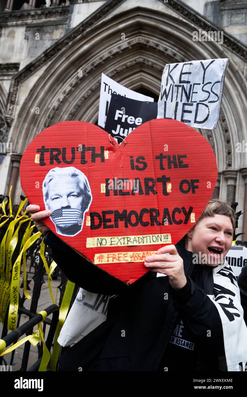 Anhänger des Wikileaks-Gründers Julian Assange demonstrieren vor den königlichen Justizgerichten und fordern seine Freiheit zu Beginn einer zweitägigen Anhörung Stockfoto