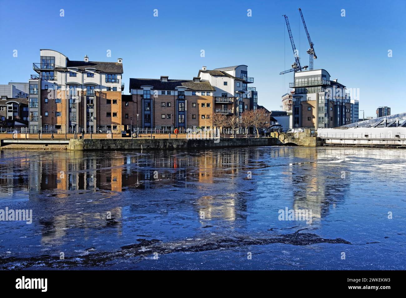 Großbritannien, Schottland, Edinburgh, Leith, The Shore, Wasser von Leith und Hafen von Leith Docks. Stockfoto