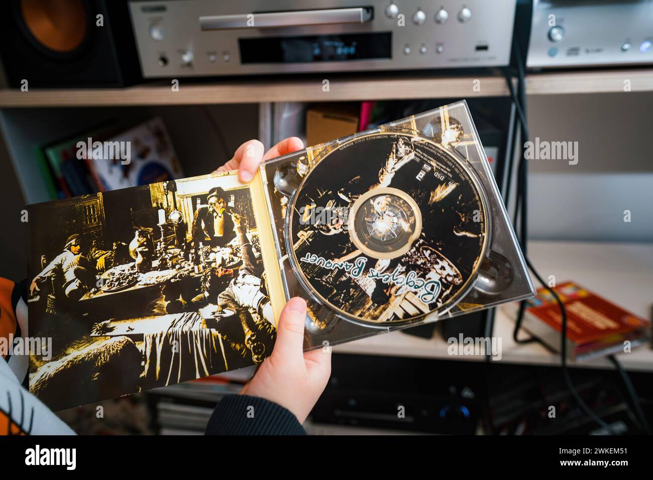 Paris, Frankreich - 17. Januar 2024: Eine fesselnde Szene mit einem Kleinkind, das das ikonische Album Begars Banquet von The Rolling Stones in SACD Super Audio CD audiophile Format hält. Stockfoto