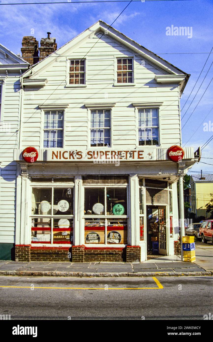 Charleston, South Carolina, 1988: Nick’s Superette, an der südöstlichen Ecke von Wentworth St. und Pitt St. für ein Jahrhundert, wurde zuerst von Nick Kaleondgis und dann 55 Jahre lang von seinem Schwiegersohn Peter J. „Mr. Nick“ Alvanos geführt. Es ist derzeit J&W Grocery. Stockfoto