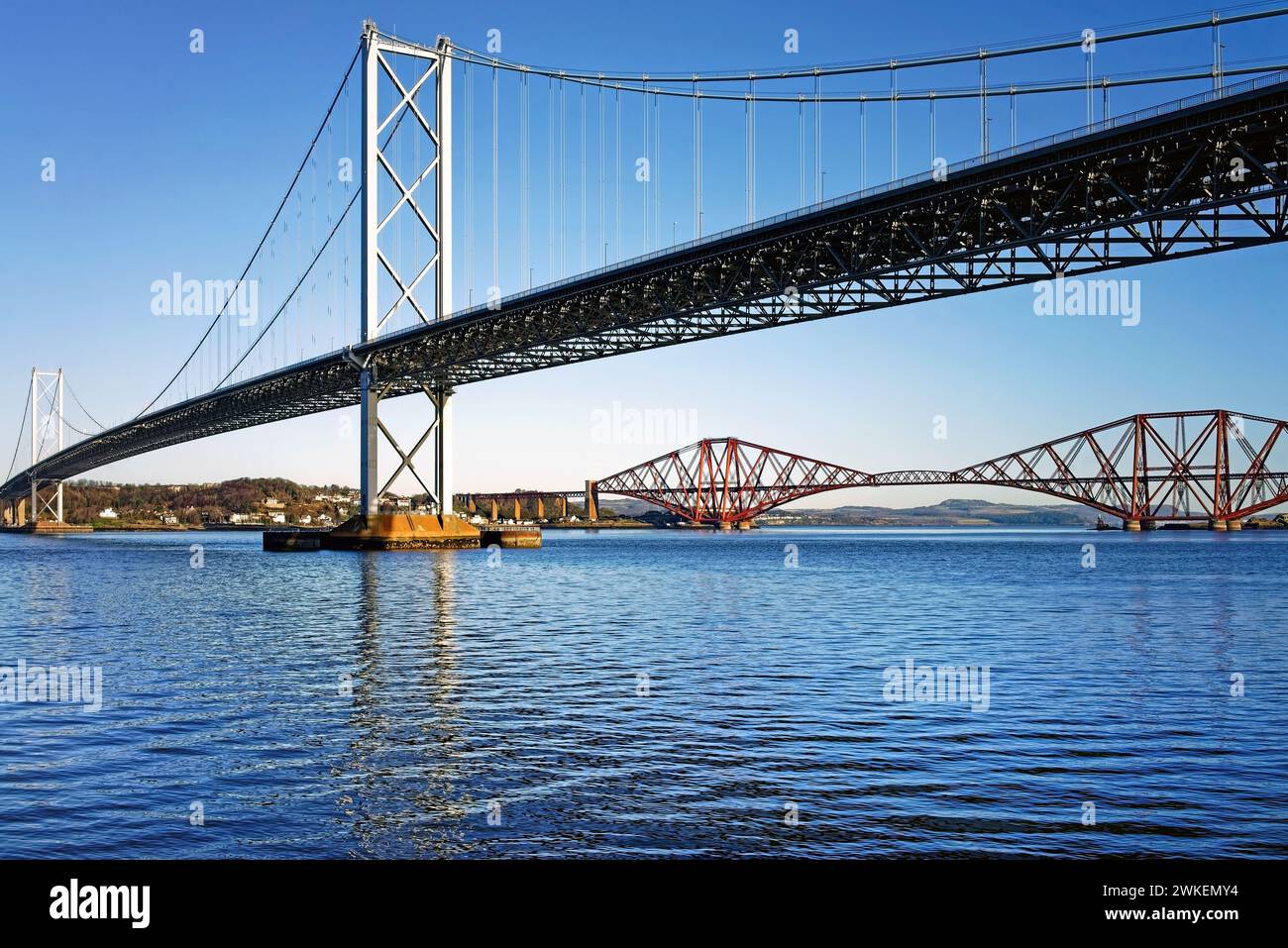 Großbritannien, Schottland, Forth Road Bridge über den Firth of Forth mit der Firth Rail Bridge in der Ferne. Stockfoto