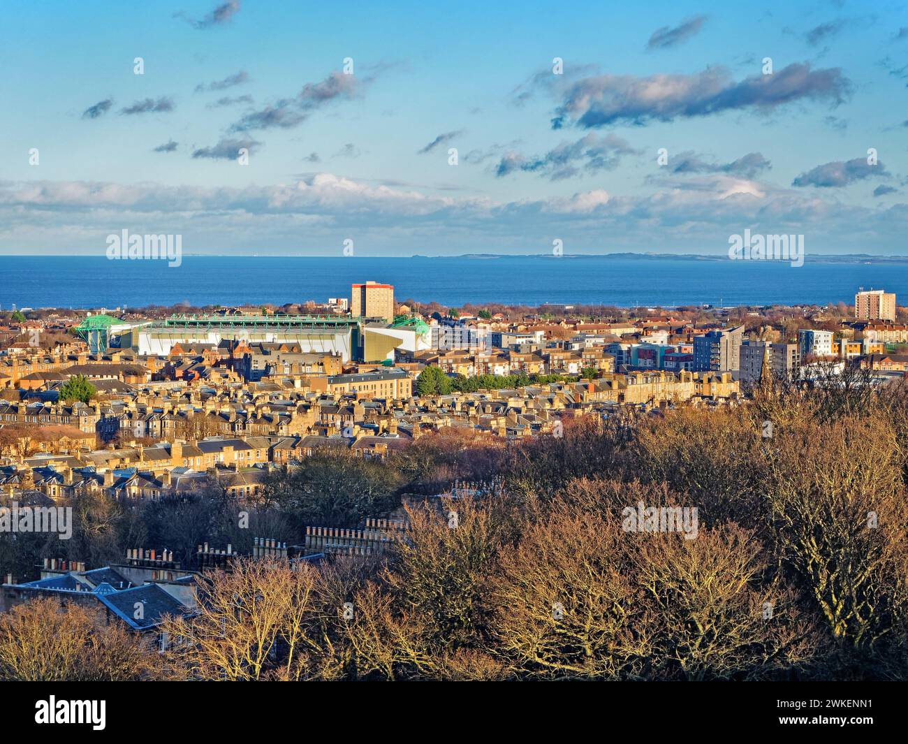 Großbritannien, Schottland, Edinburgh, Blick vom Calton Hill in Richtung Nordosten in Richtung Lochend und Easter Road Stadium. Stockfoto