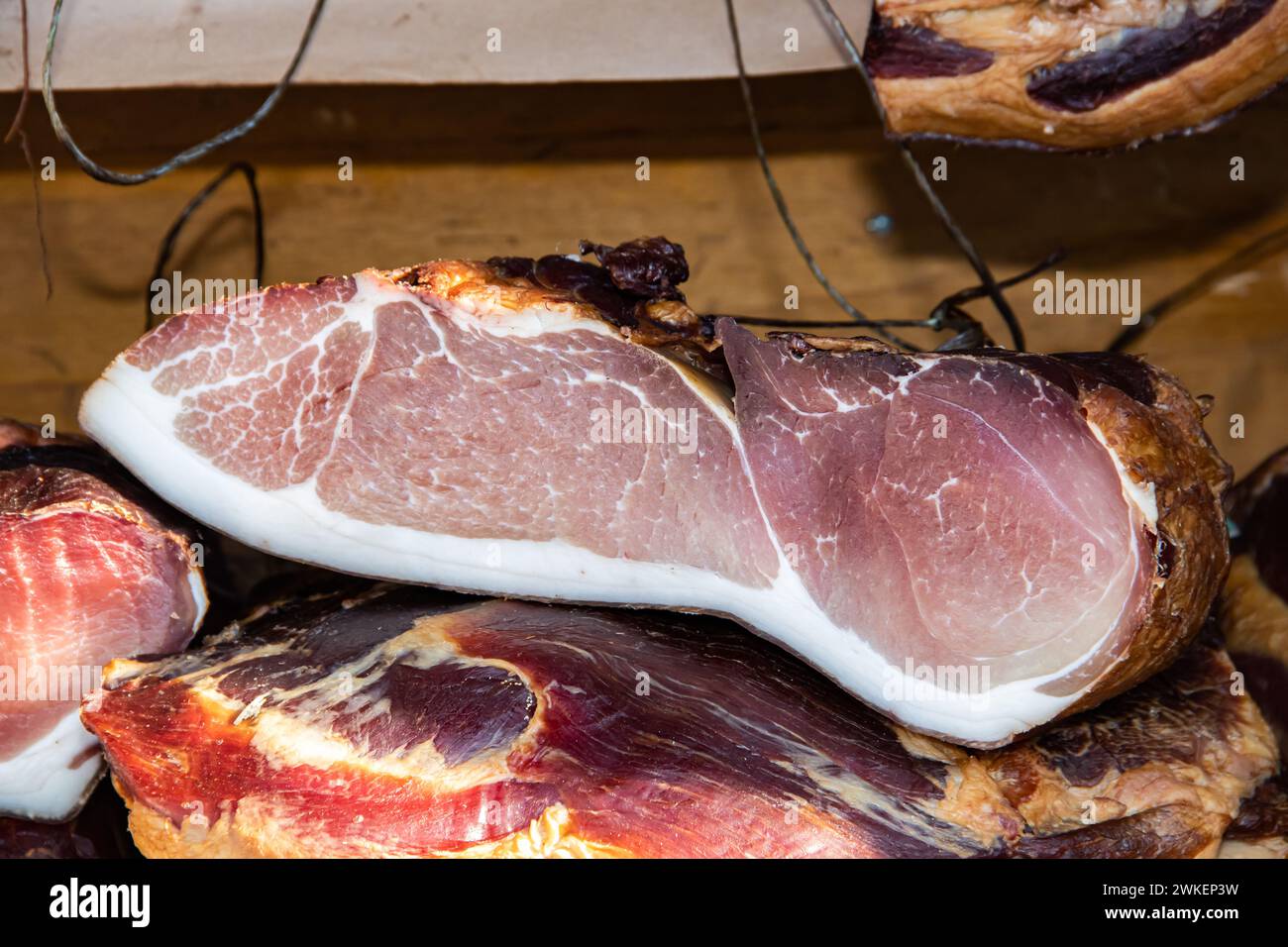 Köstliche Räucherfleischstücke, die auf dem Markt zum Verkauf angeboten werden und auf einem Bauernmarkt im Dorf Kacarevo zum Verkauf angeboten werden, Gastro-Speck und trockenes Fleisch Stockfoto