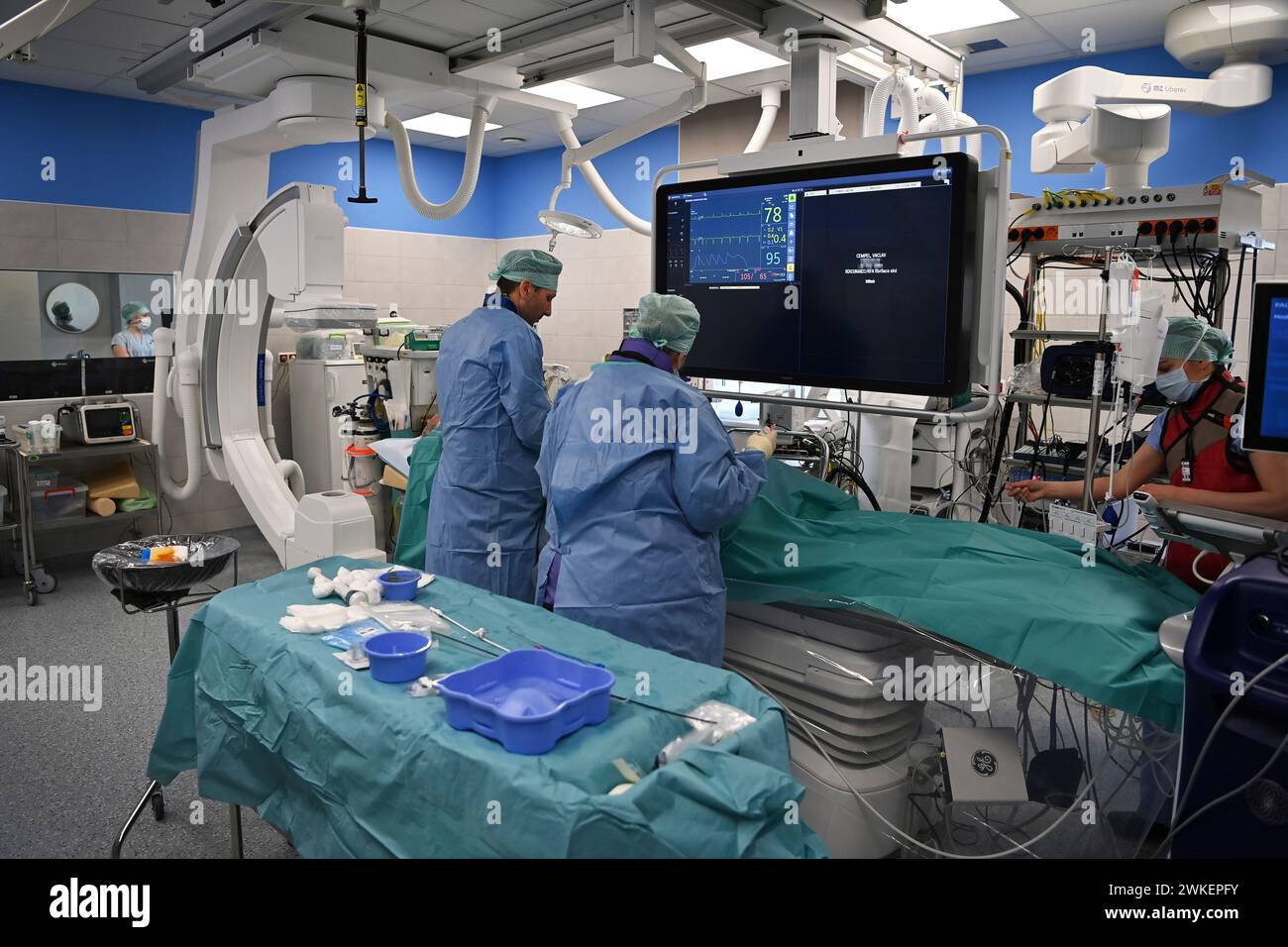 Ostrava, Tschechische Republik. Februar 2024. Abteilung für Kardiologie und Angiologie mit neuen Angiographiesystemen Philips im Stadtkrankenhaus Ostrava (MNO), Tschechische Republik, 20. Februar 2024. Leiter des Kardiologiearztes Marcel Heczko (Zentrum) in Aktion während der medizinischen Intervention (Chirurgie). Quelle: Jaroslav Ozana/CTK Photo/Alamy Live News Stockfoto