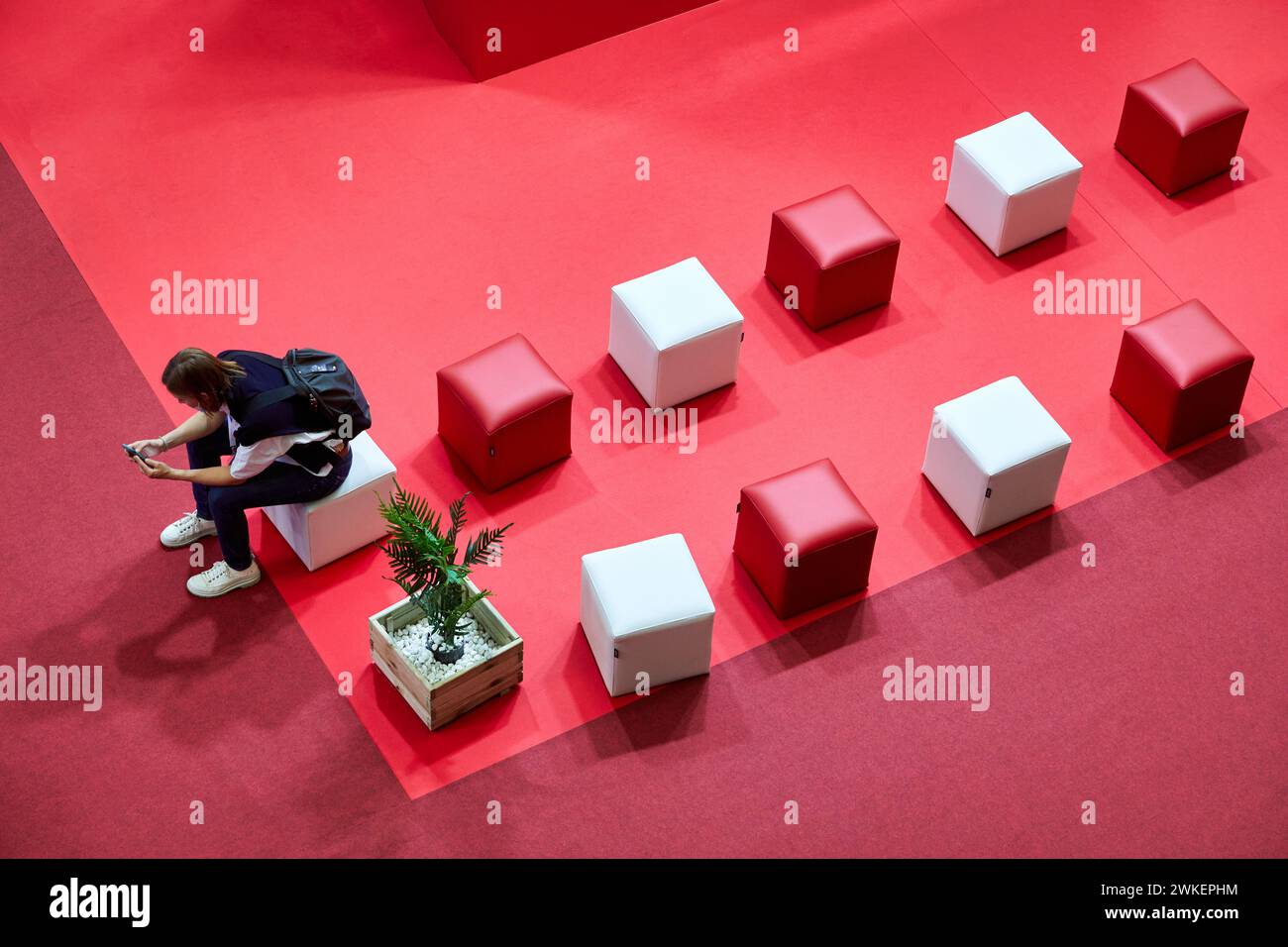 Besucher der Messe mit Blick auf ein Smartphone, BEC, Bilbao Exhibition Center, Baskenland, Spanien Stockfoto