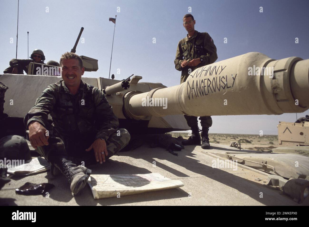 Erster Golfkrieg: 17. März 1991 die Besatzung eines Abrams-Panzers der US-Armee M1A1 der 2. Panzerdivision („Hell on Wheels“) in Nordkuwait, nahe der irakischen Grenze bei um Qasr. Stockfoto