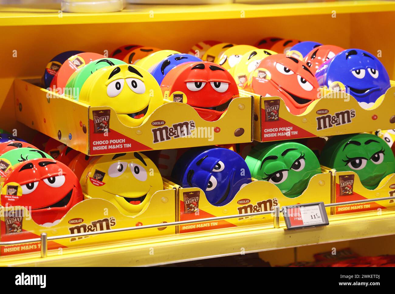 Duty free 14.02.2024, Lyon, Flughafen, Duty free, M&ms Dosen in einem Regal im Duty Free Shop *** Duty free 14 02 2024, Lyon, Flughafen, Duty free, M ms Dosen in einem Regal im Duty-Free-Shop Stockfoto