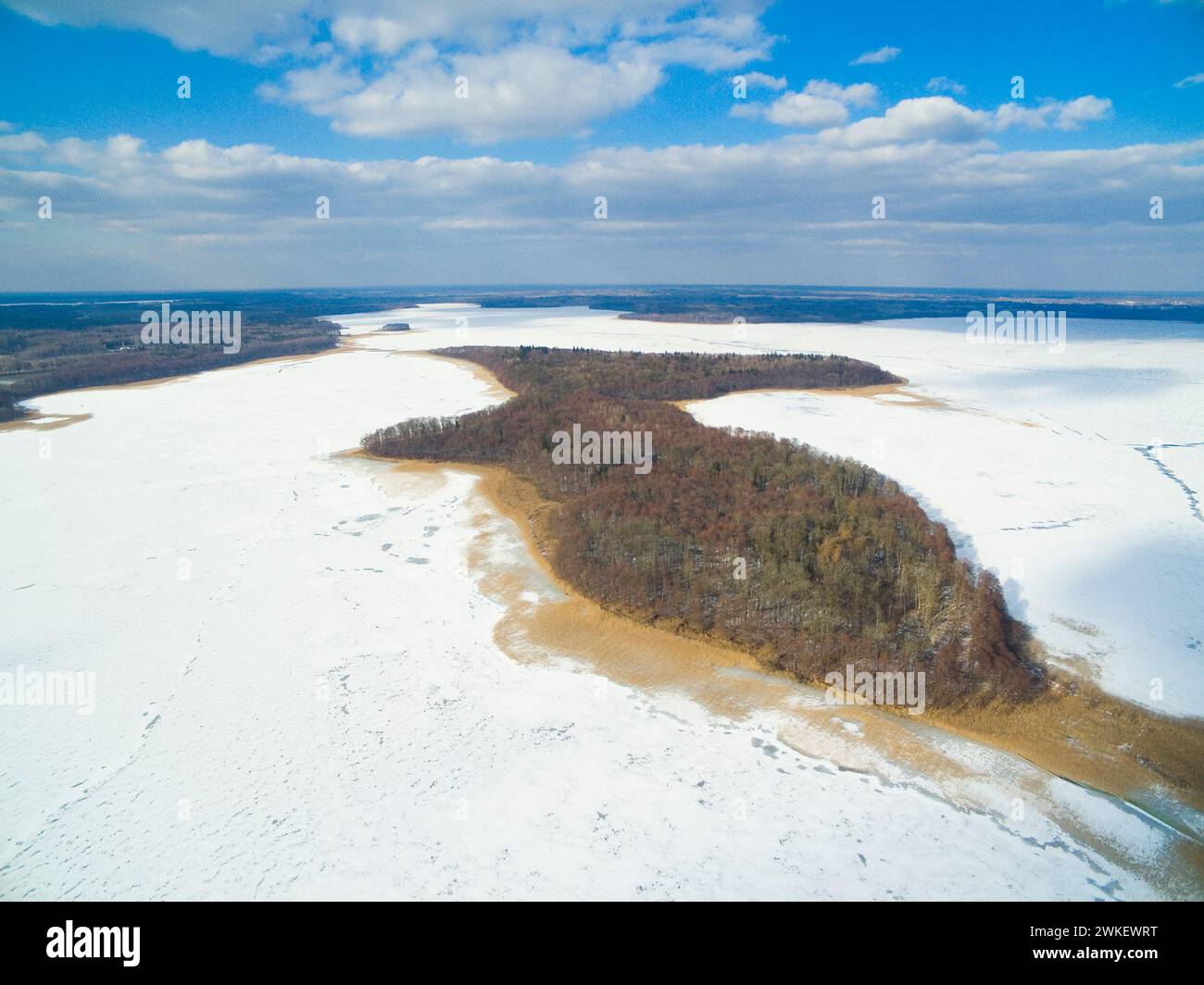 Upalty Island am gefrorenen Mamry Lake, Mazury, Polen Stockfoto