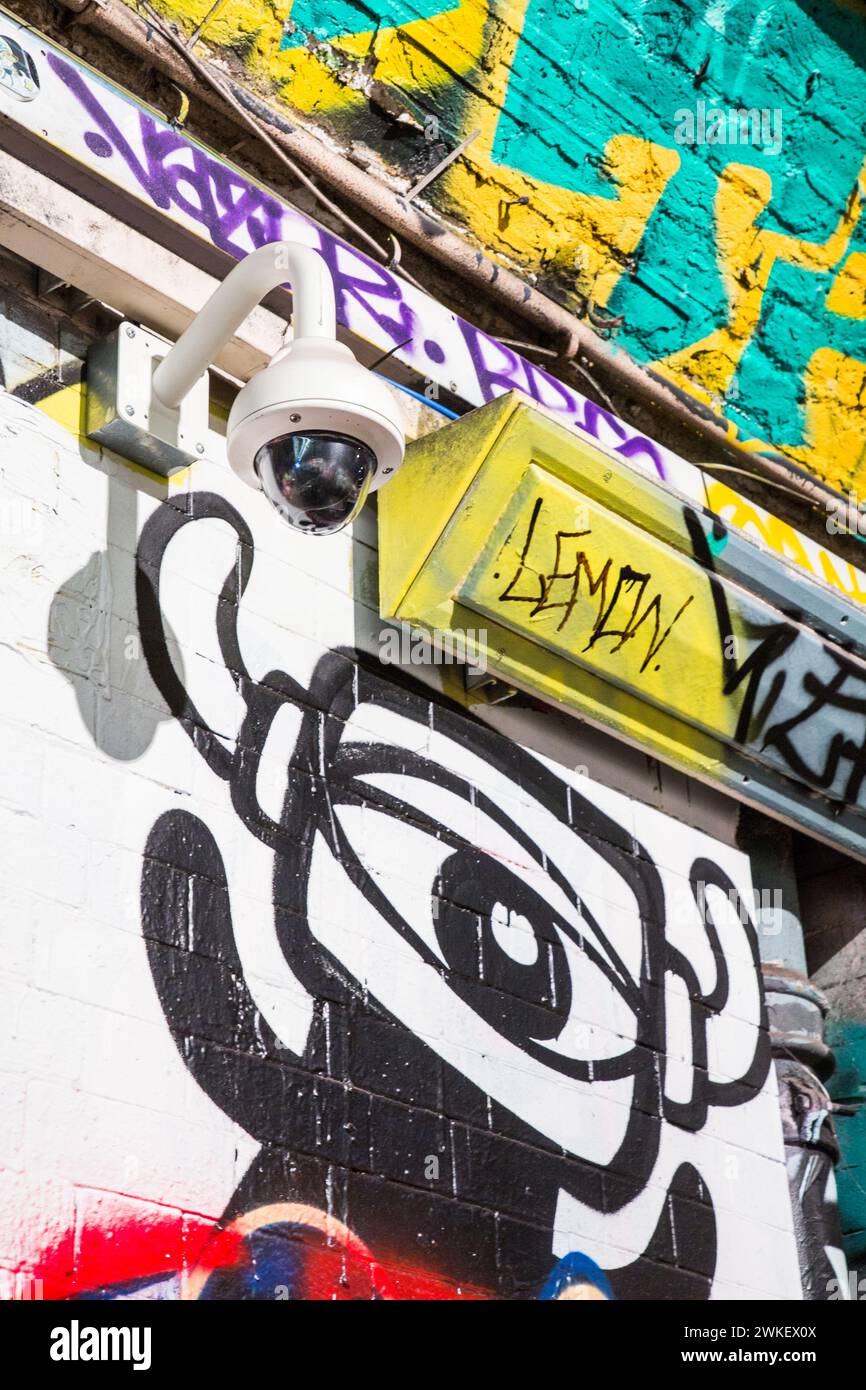 CCTV-Kamera umgeben von Graffiti und Straßenkunst im Leake Street Tunnel, London. Stockfoto