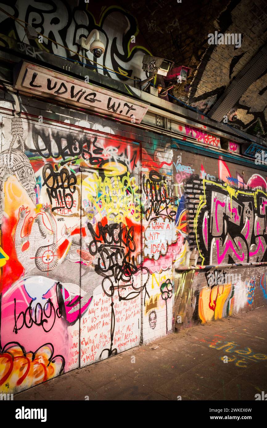 Mehrere CCTV-Kameras umgeben von Graffiti und Straßenkunst im Leake Street Tunnel, London. Stockfoto