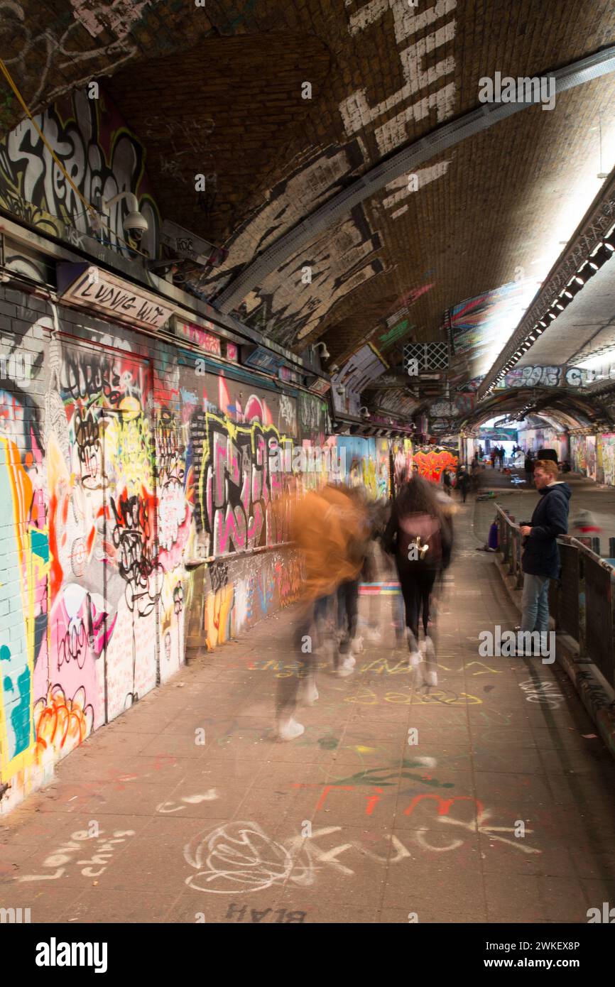 Die fantastischen Kunstwerke und Graffiti im Leake Street Tunnel, London. Stockfoto