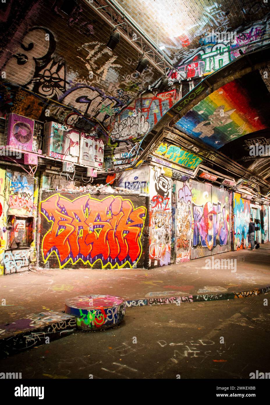 Die fantastischen Kunstwerke und Graffiti im Leake Street Tunnel, London. Stockfoto
