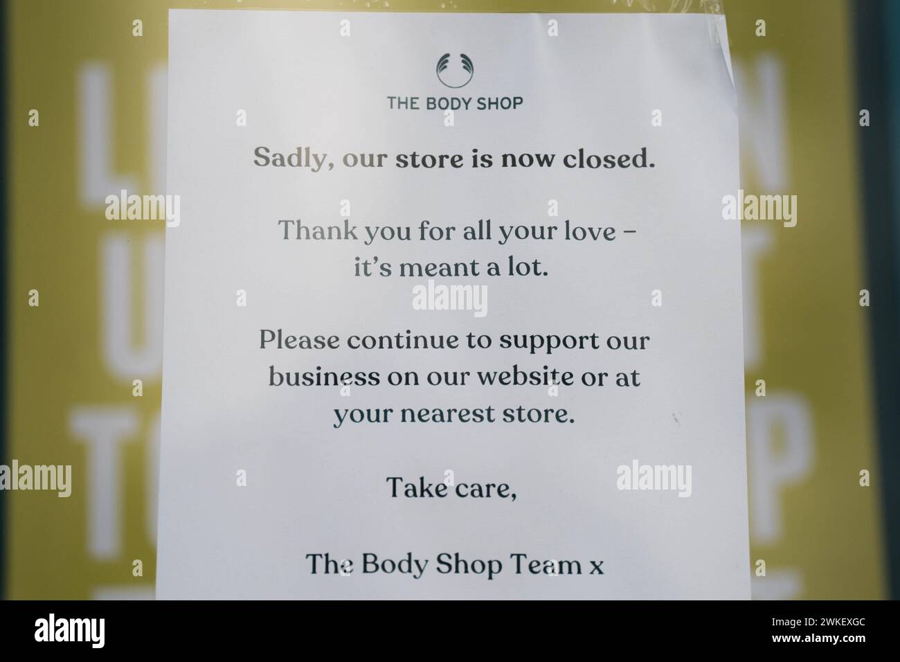 Ein Schild im Fenster des Body Shop Ladengeschäfts in Cheapside, Zentrum von London, der heute geschlossen hat. Bilddatum: Dienstag, 20. Februar 2024. Stockfoto