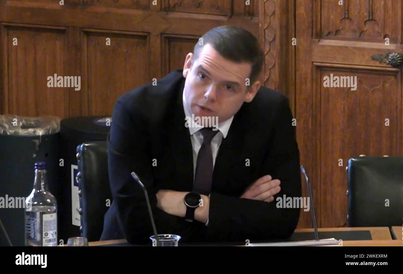 Douglas Ross, Vorsitzender der schottischen Tory, sitzt im Scottish Affairs Select Committee und spricht mit Schottlands ehemaligem Premierminister Alex Salmond, der vor dem Scottish Affairs Select Committee im House of Commons, London, zum Thema zwischenstaatliche Beziehungen aussagt: 25 Jahre seit dem Scotland Act 1998. Bilddatum: Dienstag, 20. Februar 2024. Stockfoto