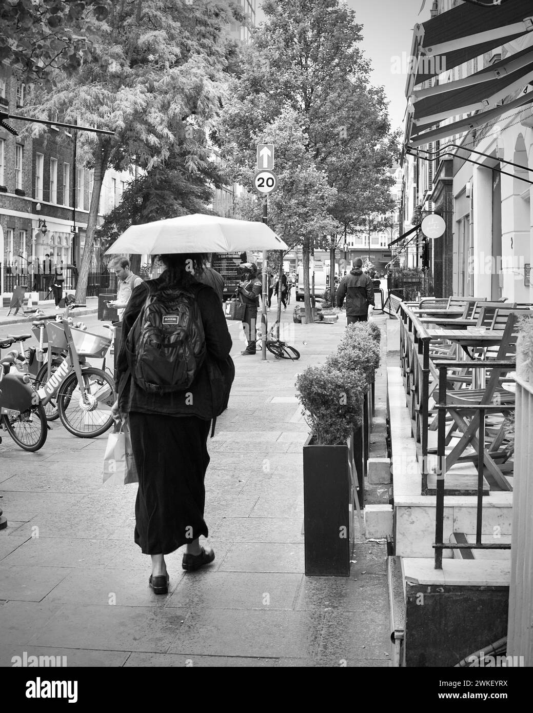 Ein sehr nasser Tag im Zentrum von London an einem geschäftigen Freitagmorgen auf dem Weg zur Arbeit und zum Einkaufen. Stockfoto