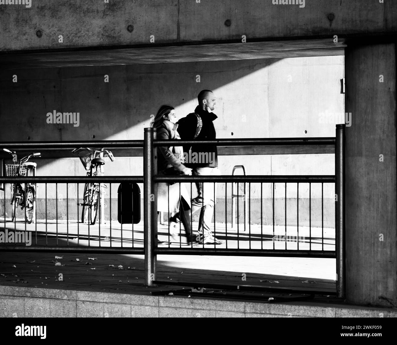 Die Unterführung der Weißen Stadt kommt aus den Schatten Stockfoto